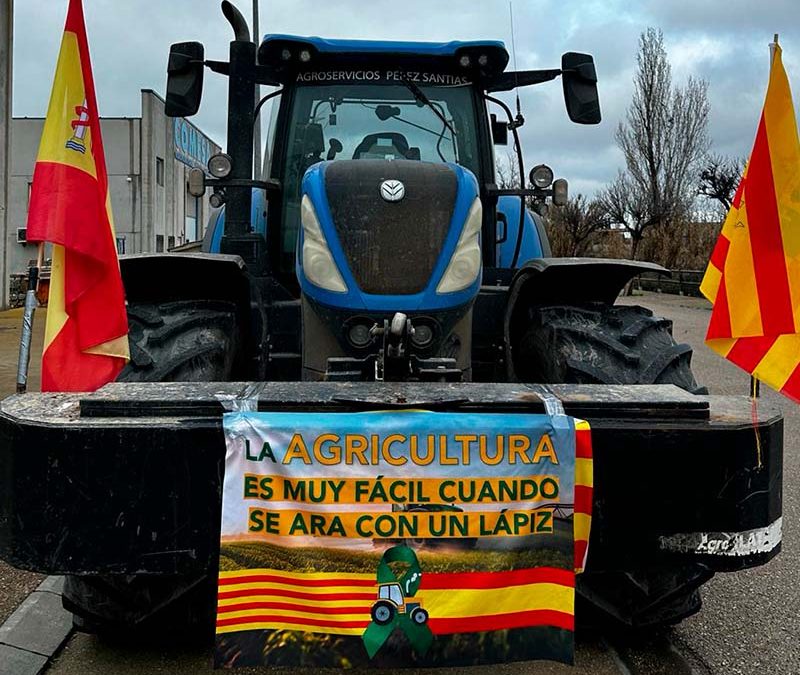 Moda Tena se une a la causa y regala banderas para agricultores y ganaderos